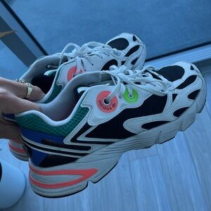 adidas Astir - Cloud White Core Black Acid Red